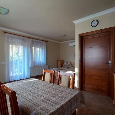Nefelejcs Fagyizo Es Apartmanhaz Kistolmacs Bagian luar foto