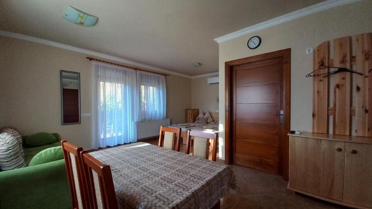 Nefelejcs Fagyizo Es Apartmanhaz Kistolmacs Bagian luar foto