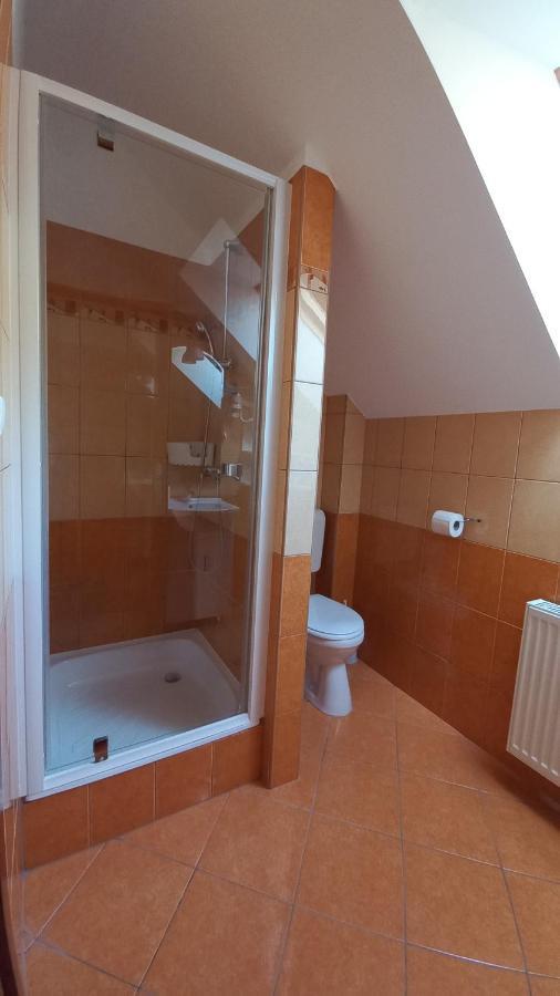 Nefelejcs Fagyizo Es Apartmanhaz Kistolmacs Bagian luar foto