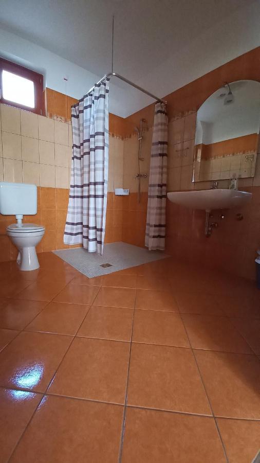 Nefelejcs Fagyizo Es Apartmanhaz Kistolmacs Bagian luar foto