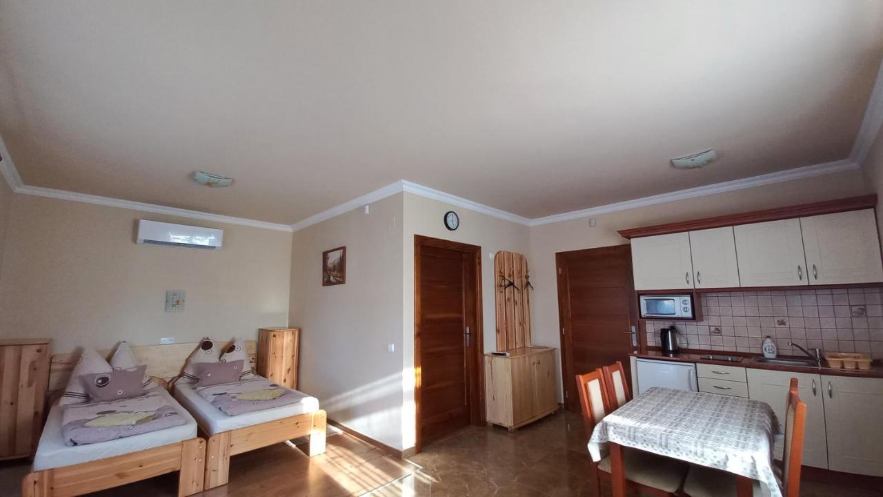 Nefelejcs Fagyizo Es Apartmanhaz Kistolmacs Bagian luar foto