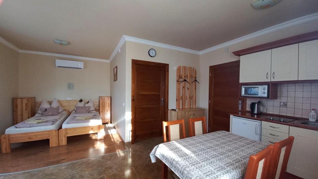 Nefelejcs Fagyizo Es Apartmanhaz Kistolmacs Bagian luar foto
