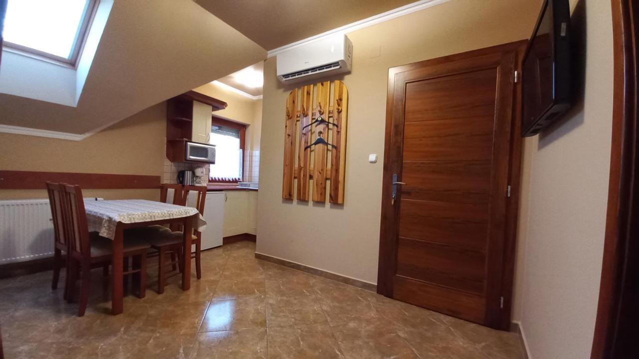 Nefelejcs Fagyizo Es Apartmanhaz Kistolmacs Bagian luar foto
