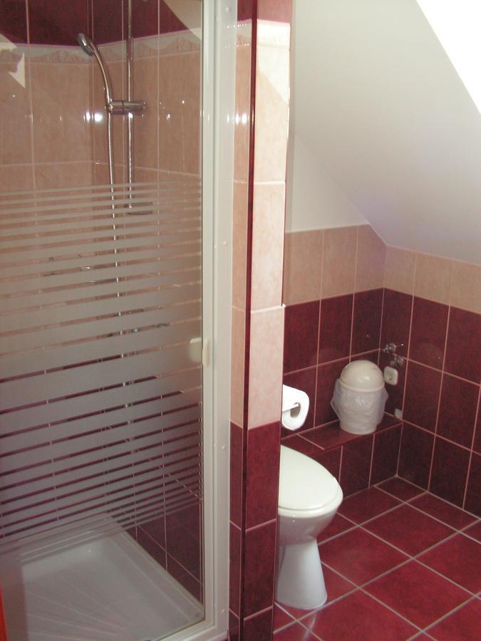 Nefelejcs Fagyizo Es Apartmanhaz Kistolmacs Bagian luar foto