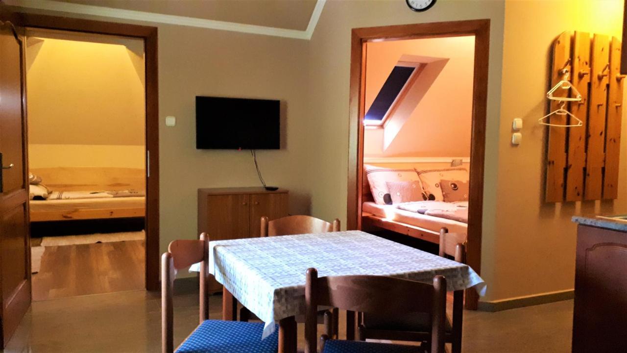 Nefelejcs Fagyizo Es Apartmanhaz Kistolmacs Bagian luar foto