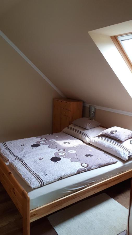 Nefelejcs Fagyizo Es Apartmanhaz Kistolmacs Bagian luar foto