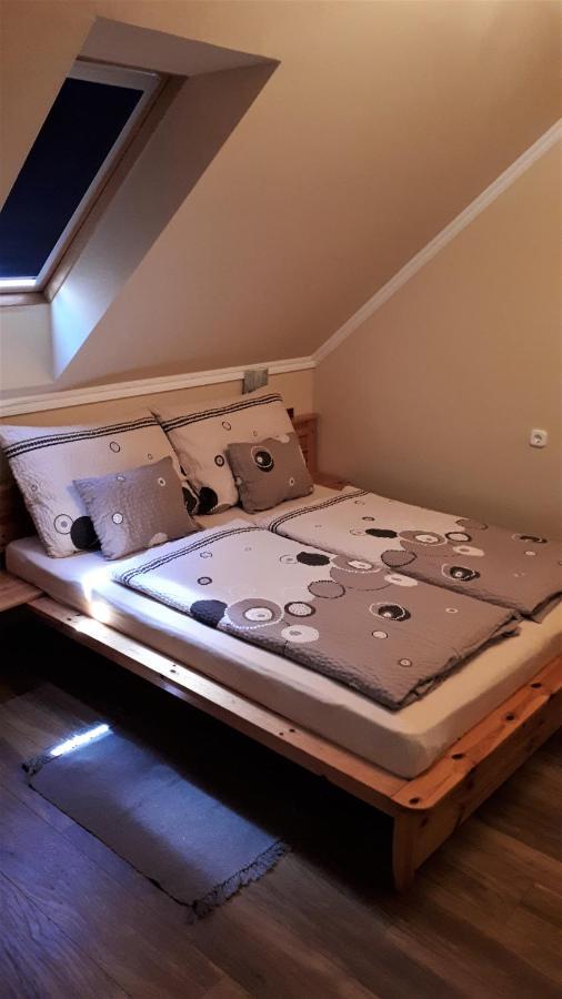 Nefelejcs Fagyizo Es Apartmanhaz Kistolmacs Bagian luar foto