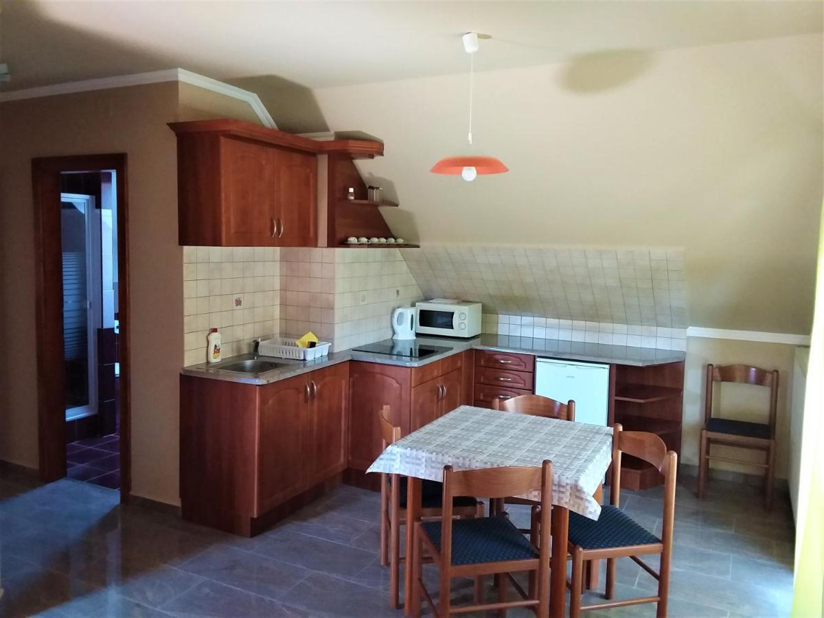 Nefelejcs Fagyizo Es Apartmanhaz Kistolmacs Bagian luar foto