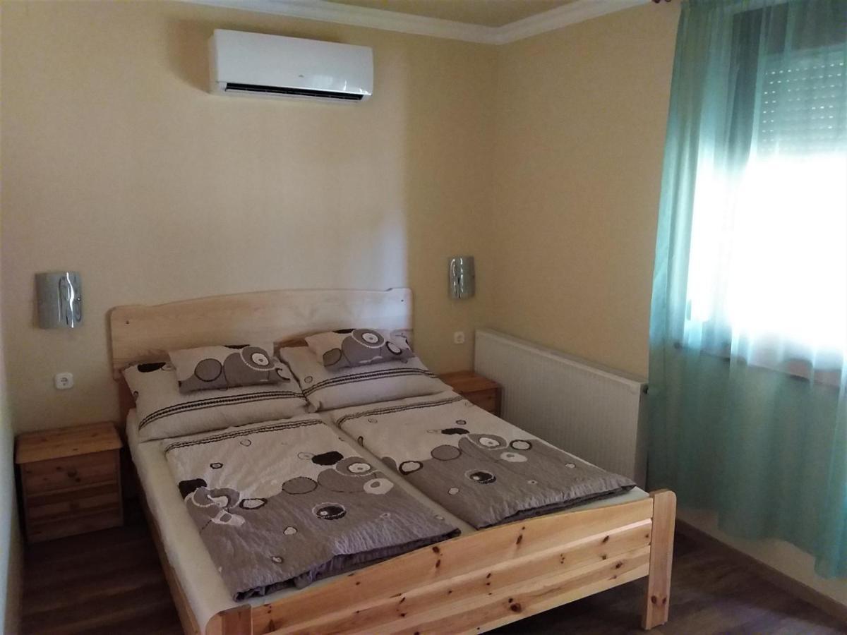 Nefelejcs Fagyizo Es Apartmanhaz Kistolmacs Bagian luar foto