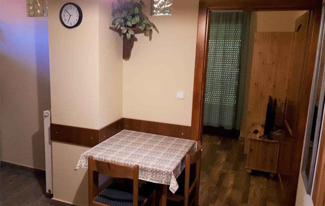 Nefelejcs Fagyizo Es Apartmanhaz Kistolmacs Bagian luar foto