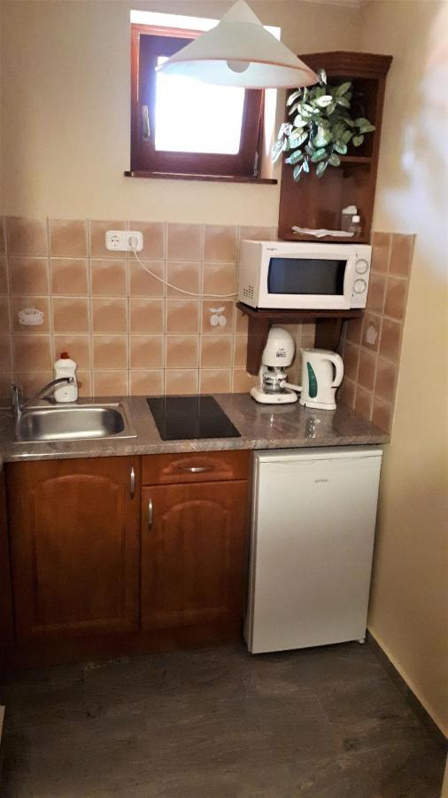 Nefelejcs Fagyizo Es Apartmanhaz Kistolmacs Bagian luar foto