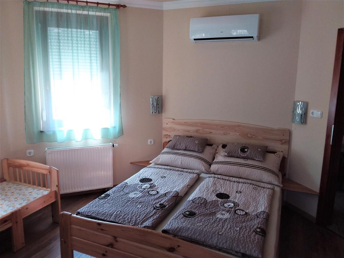 Nefelejcs Fagyizo Es Apartmanhaz Kistolmacs Bagian luar foto